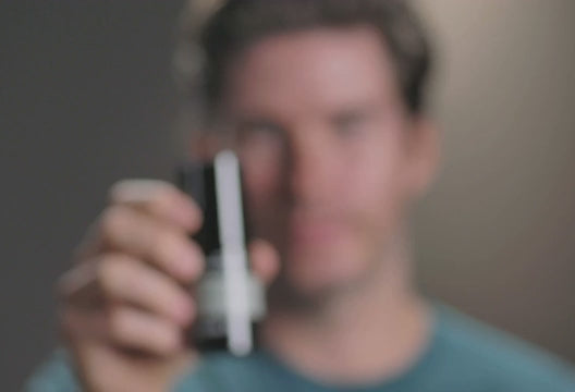 
                  
                    Charger et lire la vidéo dans la visionneuse de la Galerie, Huile à barbe pré-rasage + revitalisante 2 fl oz / 59 ml
                  
                